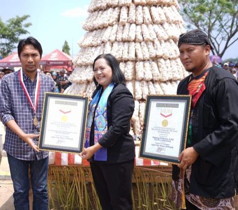 Festival Manco Madiun 2023 yang digelar Pemdes Tambakmas berhasil memecahkan rekor dan tercatat dalam Museum Rekor Dunia Indonesia (MURI). Ada 50 ribu kue di 455 gunungan sesuai dengan Hari Jadi ke-455 Kabupaten Madiun.