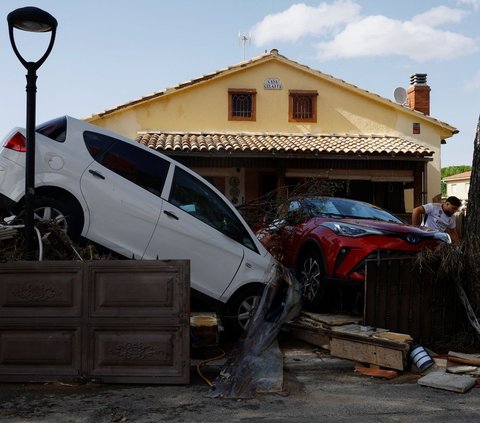Terjangan dahsyat banjir bandang tersebut telah menyapu mobil-mobil hingga terbawa arus di wilayah Madrid, Castile-La Mancha, Catalonia dan Valencia.