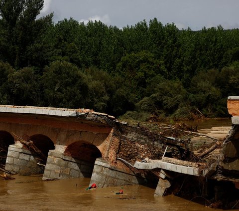 Kementerian Pertahanan mengatakan pihaknya telah mengerahkan insinyur militer untuk membangun Bailey, sejenis jembatan darurat dengan rangka besi di Aldea del Fresno untuk menghubungkan tepian sungai setelah jembatan aslinya roobh.