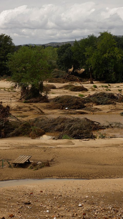 Kondisi area piknik di tepi Sungai Alberche setelah tersapu banjir bandang usai hujan lebat di Aldea del Fresno, Spanyol.