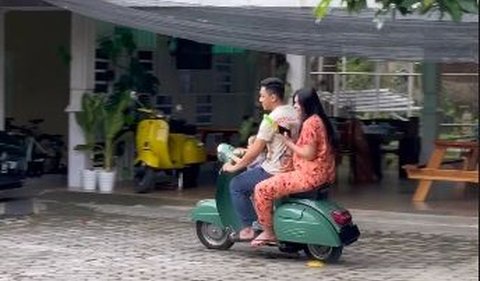 Meski hanya berkeliling di halaman, keduanya tampak sangat mesra berputar-putar menaiki motor vespa.