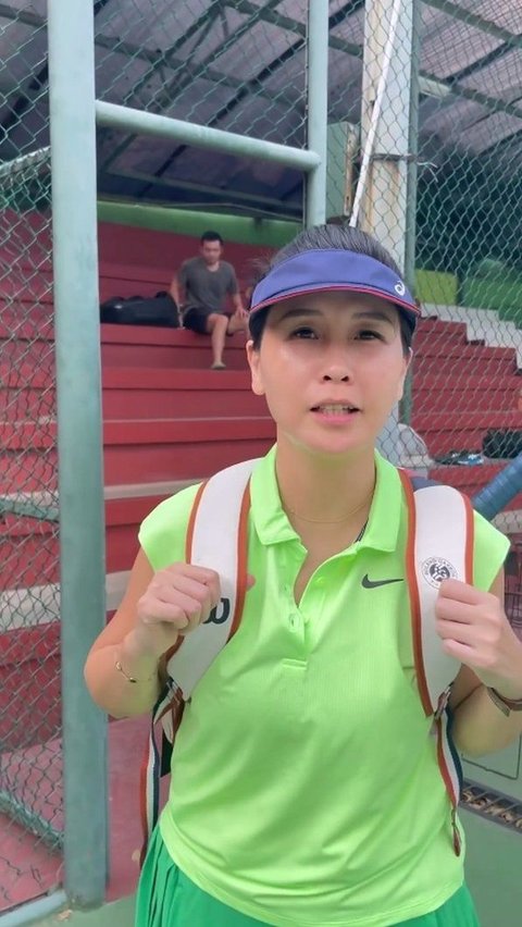 Untuk menjaga kebugarannya, Veronica secara rutin berolahraga, khususnya bermain tenis, dan penampilannya membuatnya terlihat seperti seorang mahasiswa dengan mengenakan pakaian olahraga.