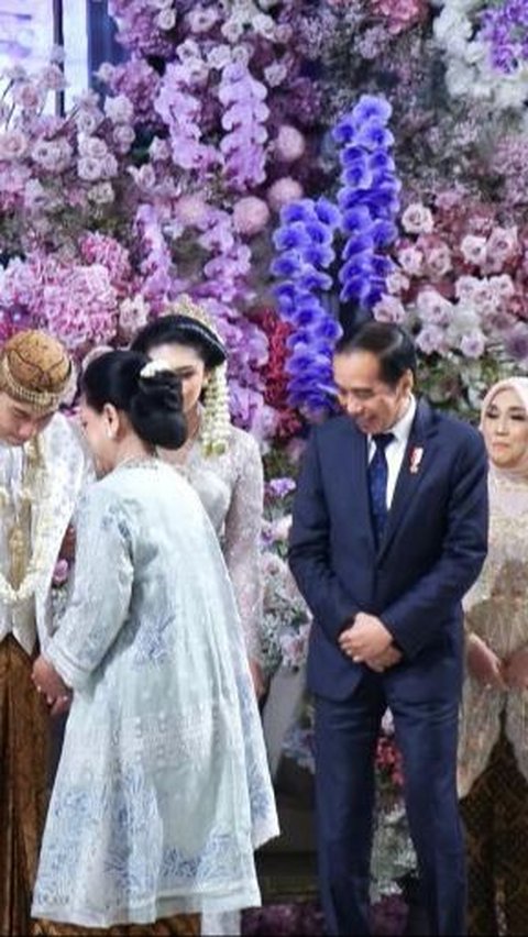 Momen ketika Presiden Jokowi dan sang istri, Iriana Jokowi menghadiri acara pernikahan putri Ketua MPR itu.