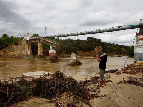 FOTO: Mobil-Mobil Bergelimpangan hingga Jembatan Rusak Diterjang Banjir Bandang Usai Hujan Deras Dua Hari Melanda Spanyol
