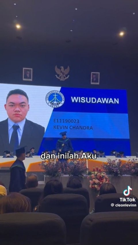 Berhasil Lulus, Wisudawan Ini Heboh Bentangkan Spanduk 