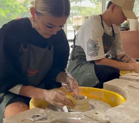 Heboh Dikabarkan Putus, Potret Romantis Agnez Mo Ngedate sama Adam Rosyadi Sambil Buat Gerabah