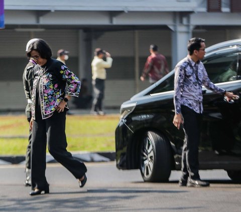 Menteri Keuangan Sri Mulyani terlihat tiba untuk menghadiri pembukaan KTT ASEAN ke-43 di Jakarta Convention Center (JCC), Senayan, Selasa (5/9/2023).