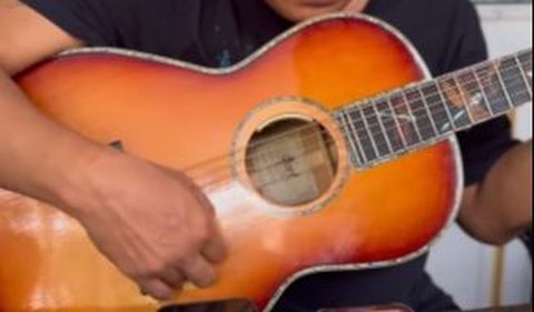 Bermain Gitar dan Menyanyikan Lagu dari Maestro Iwan Fals