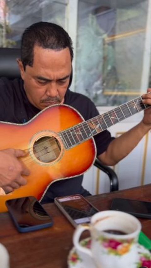 Duduk Santai Sambil Bermain Gitar dan Menikmati Secangkir Kopi, Wakapolri Ini Membawakan Lagu 'Yang Terlupakan' dari Iwan Fals