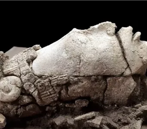 Suku Maya kemungkinan meletakkan patung kepala tersebut di atas sebuah tripot. 