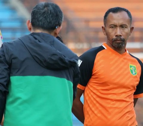 Pelatih kepala Persebaya Aji Santoso diistirahatkan sejak 6 Agustus 2023. Tugas Aji melatih skuad Bajul Ijo sementara waktu digantikan Uston Nawawi selaku pelatih sementara. Sosok Uston dianggap berhasil mengantar Persebaya pada sejumlah kemenangan.