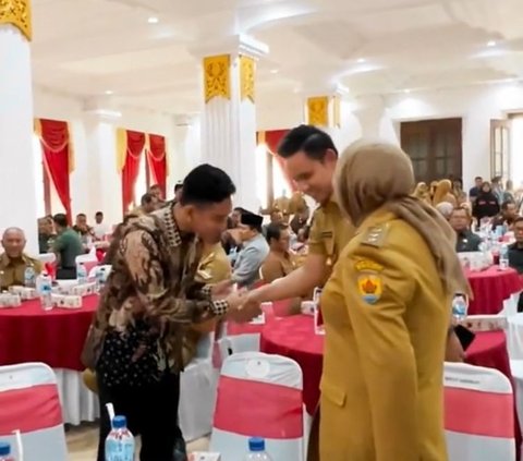 Saat menghadiri rapat bersama Gibran, Dico Ganinduto tampak bersalaman dengan Wali Kota Surakarta ini. Dico juga tampak menyalami hadirin lain yang ikut pada rapat itu.