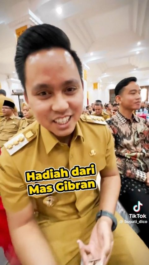 Viral Momen Gibran Rakabuming Beri ‘Salam Tempel’ untuk Bupati Kendal, Isinya Bikin Ngakak