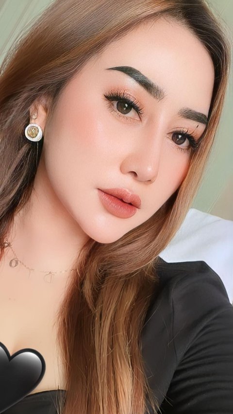 Portrait of Luluk Nuril, a viral TikTok celebrity after scolding an intern student, turns out to be a police officer's wife!