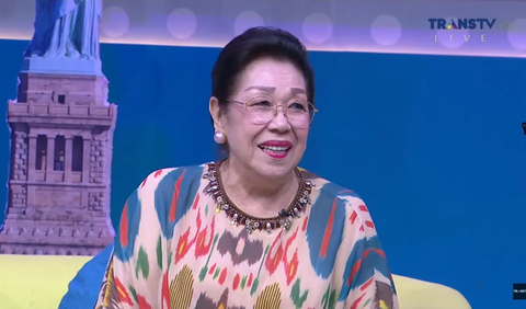 Mamah Erna, ibunda Ivan Gunawan diundang hadir di program acara yang dipandu Ivan Gunawan, Ruben Onsu, Ayu Ting Ting dan Wendi Cagur. Mamah Erna pun tak pernah menyangka jika Ivan Gunawan akan menjadi fashion designer hebat seperti sekarang.