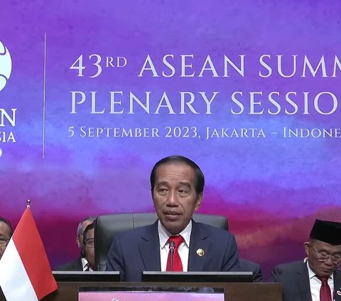 Buka Pleno KTT ASEAN, Jokowi Bicara Kapal Besar Berlayar di Tengah Badai