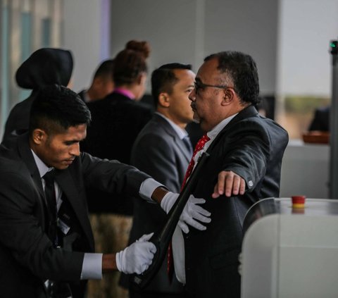 Petugas keamanan saat melakukan body checking terhadap delegasi sebelum memasuki plannery hall saat pembukaan KTT ASEAN ke-43 di Jakarta Convention Center, Senayan.