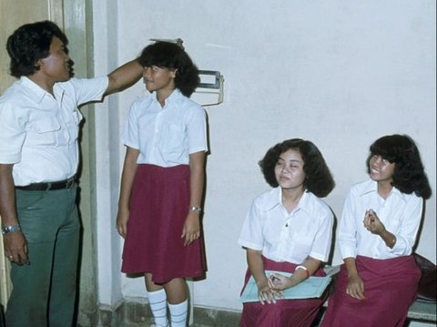 Old Photo of Elementary School Students in 1980, Red-White Uniforms but the Headmaster's Face