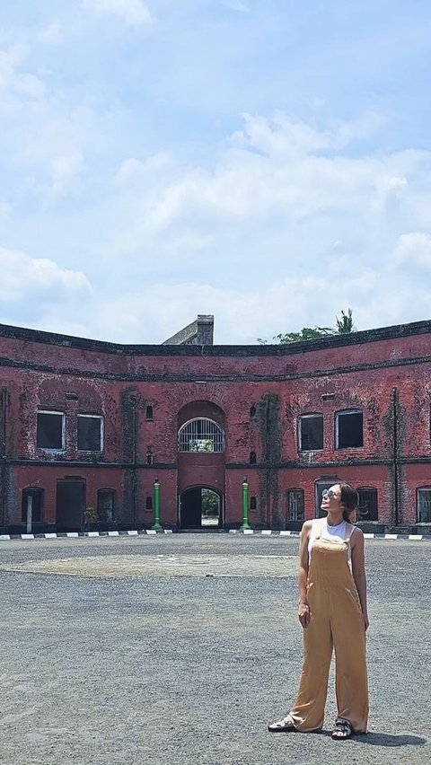 Artis cantik ini tengah berada di Kebumen, Jawa Tengah. Ia mengunjungi Benteng Van Der Wijck.<br>