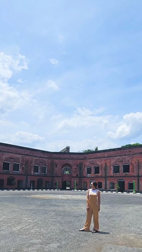 Wulan Guritno juga berpose dengan latar belakang benteng.