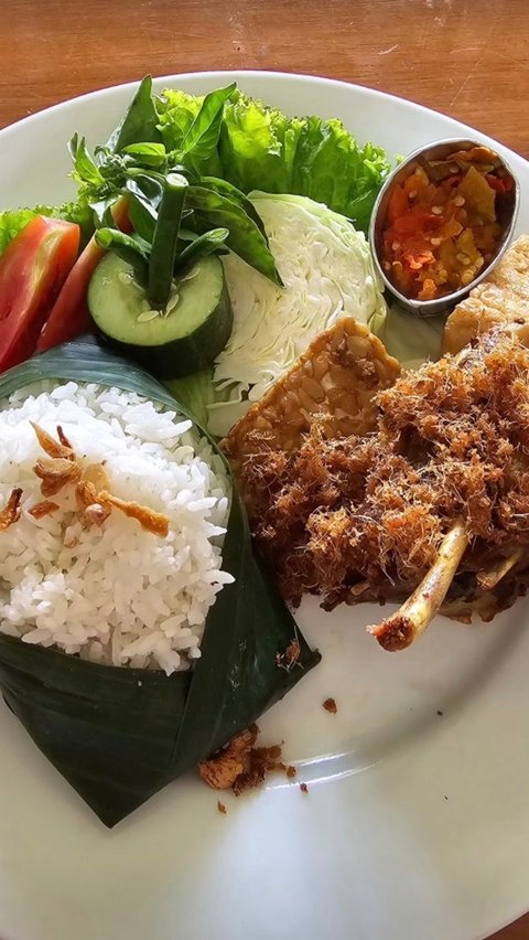 Ia juga membagikan momennya saat menikmati hidangan di salah satu kafe di Kebumen.