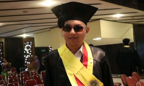 Kisah Inspiratif Mahasiswa Tunanetra UGM Lulus Sarjana Hukum, Dapat Predikat Cumlaude