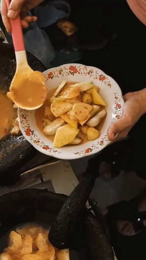 Bikin Ngiler, Rekuh Jadi Rujak Unik Khas Cianjur dengan Isian Buah sampai Tahu Goreng