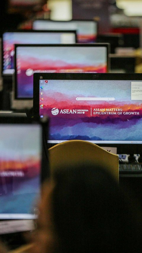 Para jurnalis tampak sibuk menggunakan komputer yang disediakan di ruang Media Center KTT ke-43 ASEAN, Jakarta Convention Center (JCC) Senayan, Jakarta, Selasa (5/9/2023).