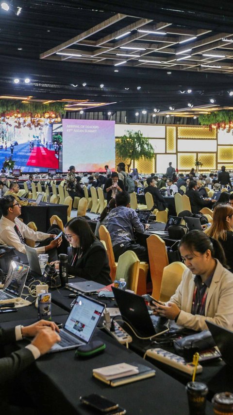 Ruang Media Center dalam Konferensi Tingkat Tinggi (KTT) ke-43 ASEAN diliput oleh 2.500 orang wartawan dalam maupun luar negeri.<br>