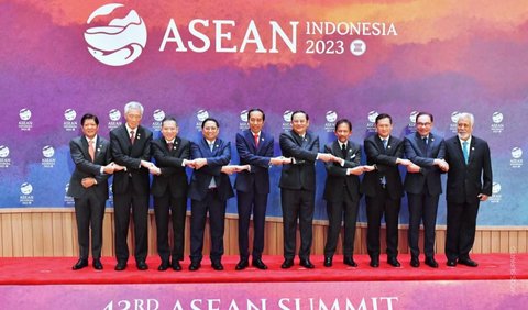 Jokowi bersyukur di tengah melemahnya ekonomi dunia, ekonomi ASEAN terbukti tangguh dan terus tumbuh melebihi pertumbuhan ekonomi global dan kawasan lainnya. <br>