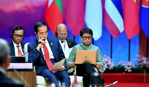 Presiden Joko Widodo atau Jokowi menyayangkan kawasan ASEAN yang tak imun terhadap rivalitas geopolitik yang menajam, khususnya potensi konflik di Indo-Pasifik.
