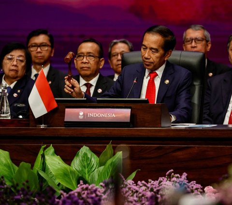 Peresmian pembukaan Konferensi Tingkat Tinggi (KTT) ke-43 ASEAN telah dipimpin oleh Presiden Joko Widodo atau Jokowi  di JCC Senayan Jakarta, Selasa (5/9/2023). <br><br>Pembukaan ditandai dengan pukul palu yang dilakukan secara simbolis oleh Presiden Jokowi.