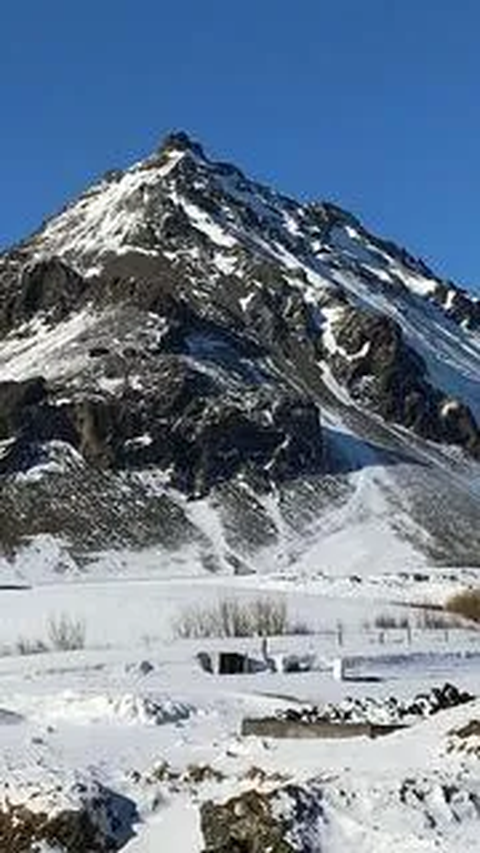 Tapi gangguan itu tidak ditemukan ditemukan di Islandia.  Terdapat dua alasan mengenai mengapa tidak ada nyamuk hidup di negara skandinavia ini.