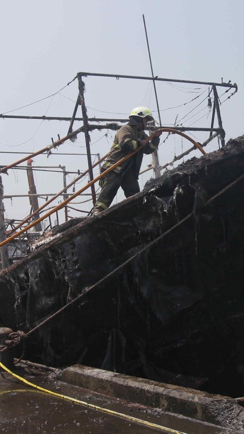 FOTO: Kondisi 10 Kapal Nelayan di Pelabuhan Muara Baru Ludes Terbakar