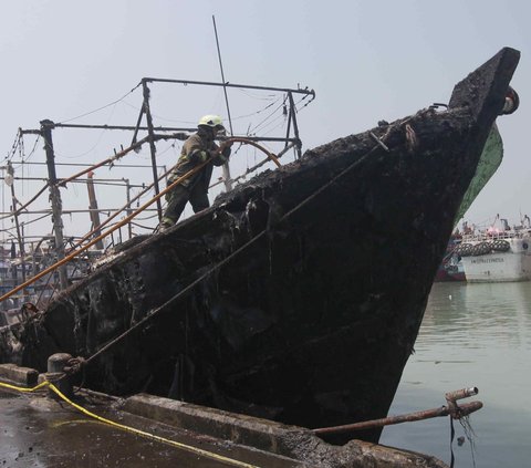 FOTO: Kondisi 10 Kapal Nelayan di Pelabuhan Muara Baru Ludes Terbakar