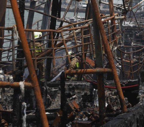 FOTO: Kondisi 10 Kapal Nelayan di Pelabuhan Muara Baru Ludes Terbakar