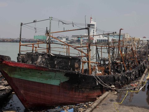 FOTO: Kondisi 10 Kapal Nelayan di Pelabuhan Muara Baru Ludes Terbakar