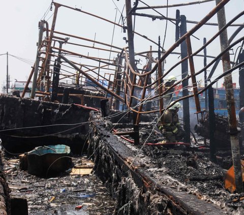 FOTO: Kondisi 10 Kapal Nelayan di Pelabuhan Muara Baru Ludes Terbakar