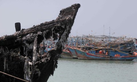 FOTO: Kondisi 10 Kapal Nelayan di Pelabuhan Muara Baru Ludes Terbakar