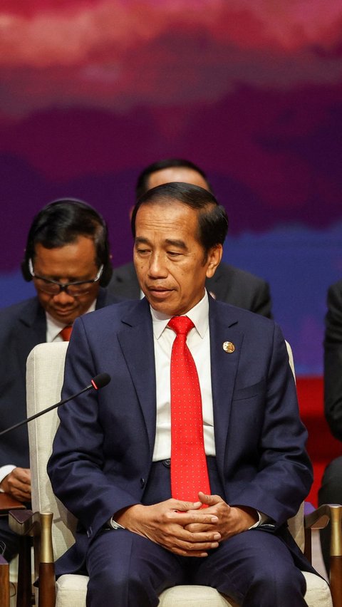 Meski harus berlayar di tengah badai, Jokowi berharap para pemimpin ASEAN harus memastikan kapal keanggotaan bisa melaju dan mampu terus berlayar.