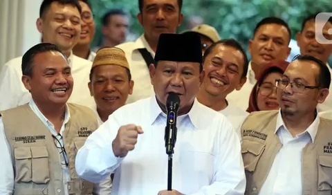 Menhan Prabowo disambut jajar kehormatan para kadet mahasiswa Unhan, dan berkesempatan menyaksikan atraksi pencak silat Merpati Putih serta Display Drumband Kadet.