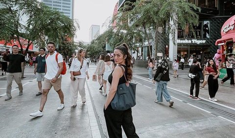 Siti Badriah merupakan salah satu artis dan public figure yang hobi traveling ke luar negeri. Tampak potret Siti Badriah saat berada di Thailand.