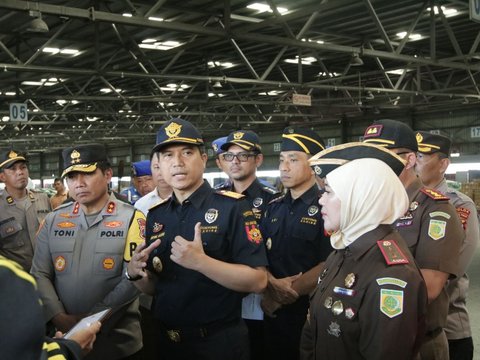 Sidak ke Pelabuhan Tanjung Perak, Kapolda Jatim dan Bea Cukai Temukan Barang Mewah Ini