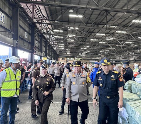 Sidak ke Pelabuhan Tanjung Perak, Kapolda Jatim dan Bea Cukai Temukan Barang Mewah Ini