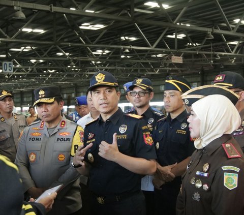 Sidak ke Pelabuhan Tanjung Perak, Kapolda Jatim dan Bea Cukai Temukan Barang Mewah Ini