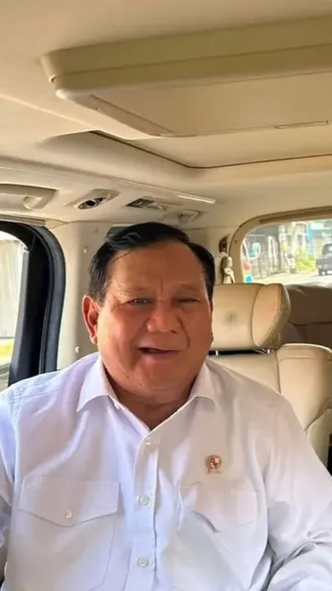 Momen Prabowo Lepas Kemeja Kebanggaan & Berikan Jam Tangan ke Emak-Emak di NTT