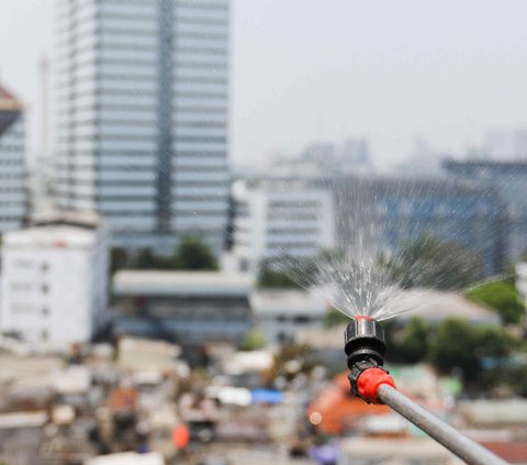 Berbagai upaya dan cara untuk mengurangi polusi udara telah dilakukan. Namun ada satu yang dianggap cukup mengurangi kadar udara tak sehat yang saat ini masih menyelimuti Jakarta.<br>