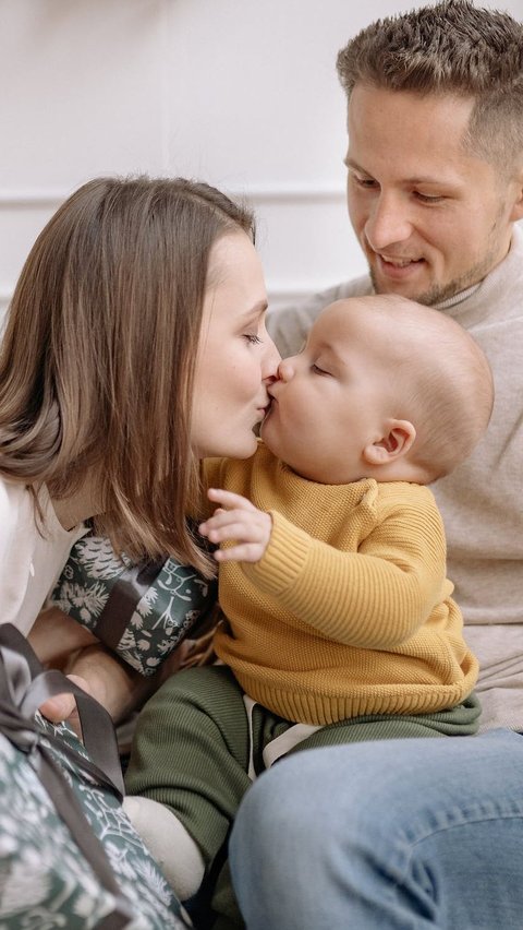 Ingatlah bahwa peran Ayah bukan hanya sekadar mencari nafkah untuk memenuhi kebutuhan rumah tangga, tetapi juga membantu ibu untuk keluar dari masa-masa sulitnya. Jadi, yuk Ayah, bersama-sama kita bantu ibu melewati masa-masa baby blues ini dengan baik.