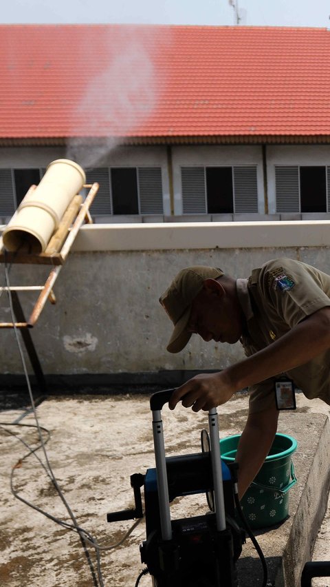 Dalam satu hari, sekitar 1.000 liter air digunakan untuk menyemprotkan air ke udara.