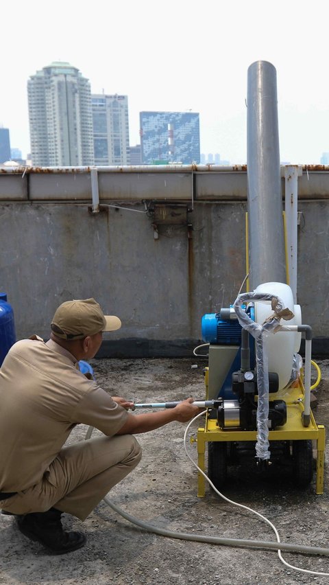 Heru mengatakan salah satunya menyemprotkan air dari gedung-gedung tinggi.